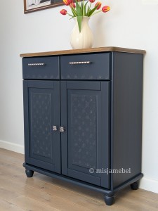 Sosnowa komoda bieliźniarka z dekoracyjną 'koronką' na frontach 